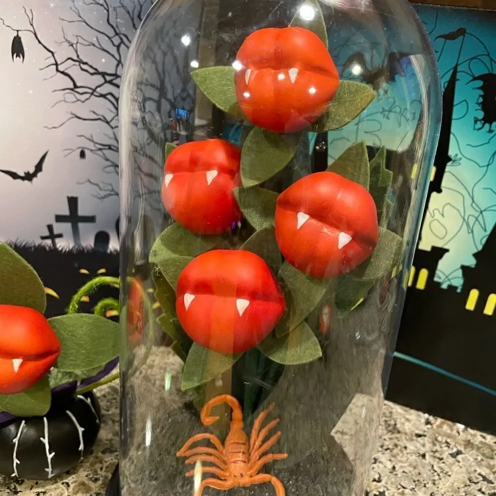 Hyde and EEK Kiss Of Death Vampire Lips Cloche Plant Set 2021 COOL Halloween